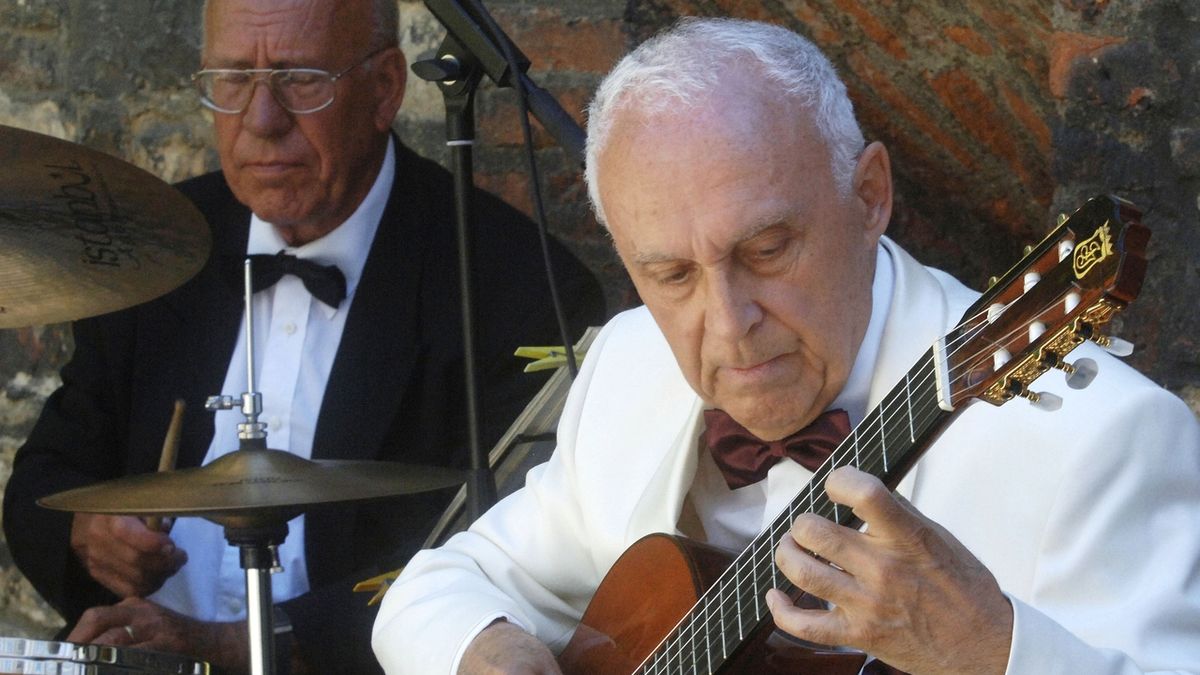 Ve věku 94 let zemřel kytarista, hudební skladatel, publicista a pedagog Jiří Jirmal (vpravo).  Na snímku z 16. července 2006 je s bubeníkem Vladimírem Žižkou.