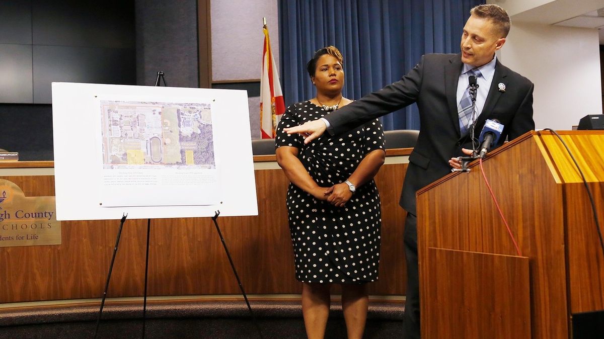 Vedoucí obvodu v Hillsborough Jeff Eakins uvedl, že mnoho nalezených těl patří dětem.