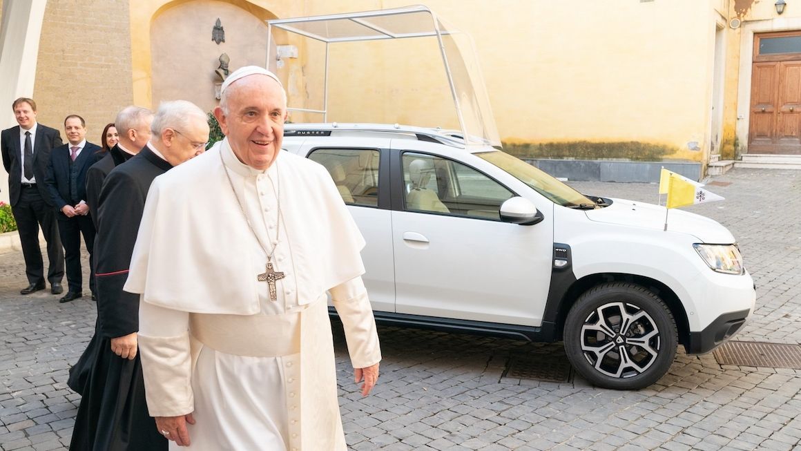 Papež František má už několik různých vozů předělaných na papamobil – od Mercedesu G až po Isuzu.