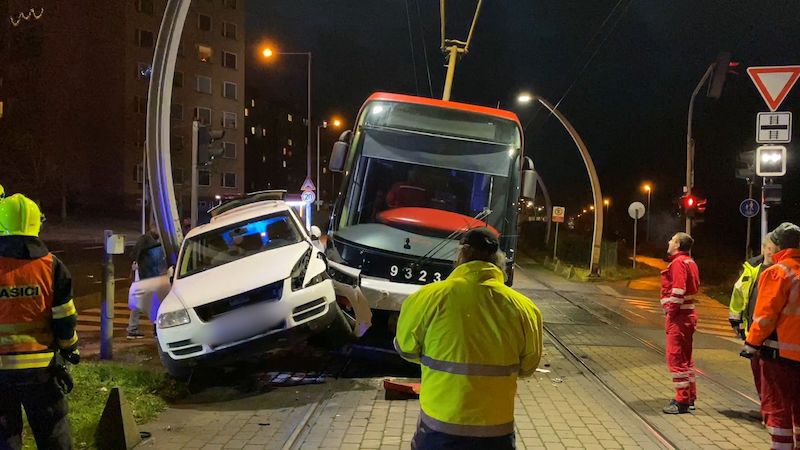 Tramvaj v Praze smetla osobní auto