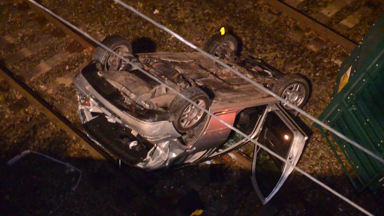 V Plzni se zřítilo auto z mostu na koleje, řidič a spolujezdkyně skončili v nemocnici