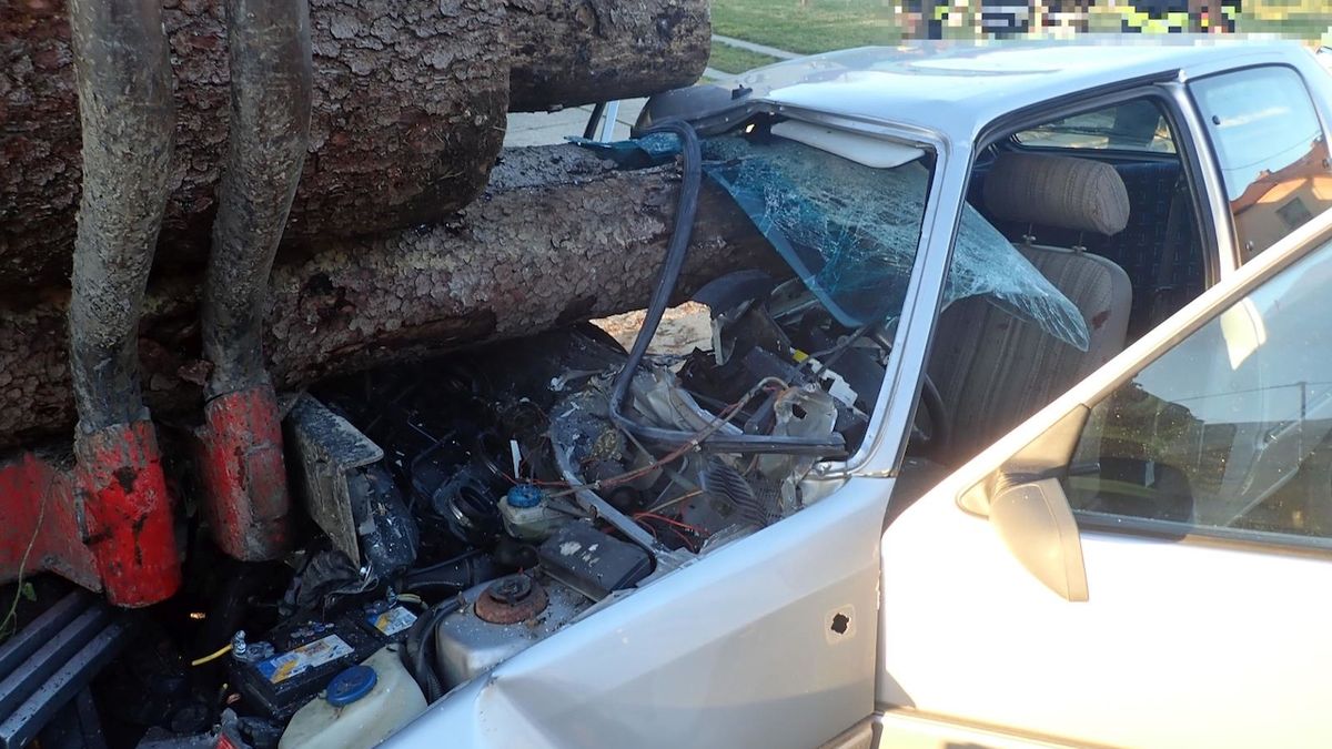 Po srážce s traktorem skončilo osobní auto v kládách dřeva