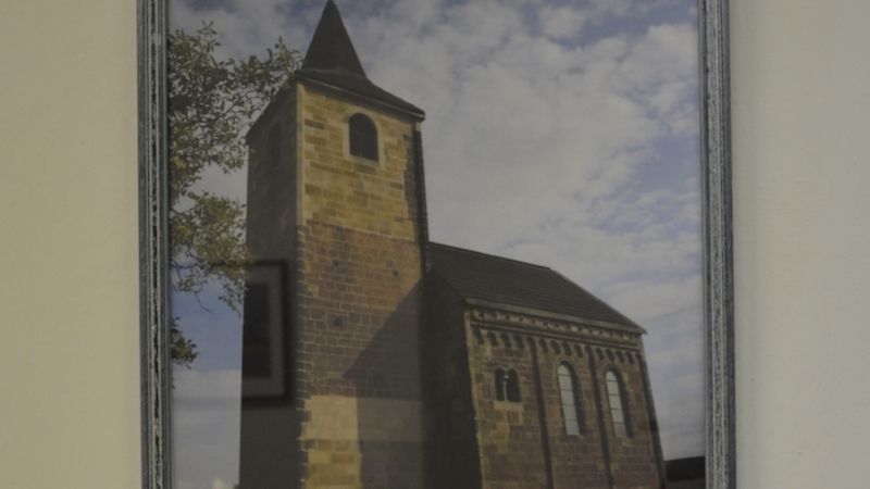 Románský kostel z Vroutku na Podbořansku, okres Louny v Ústeckém kraji (výřez).
