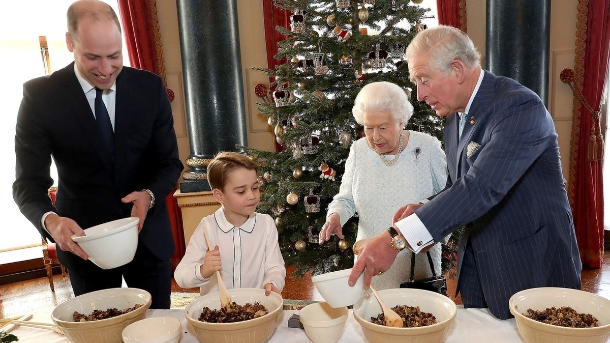 Čtyři generace královské rodiny, královna Alžběta II., princ Charles, princ William a princ George, společně připravily vánoční pudink, který byl rozdán veteránům Britské královské legie.