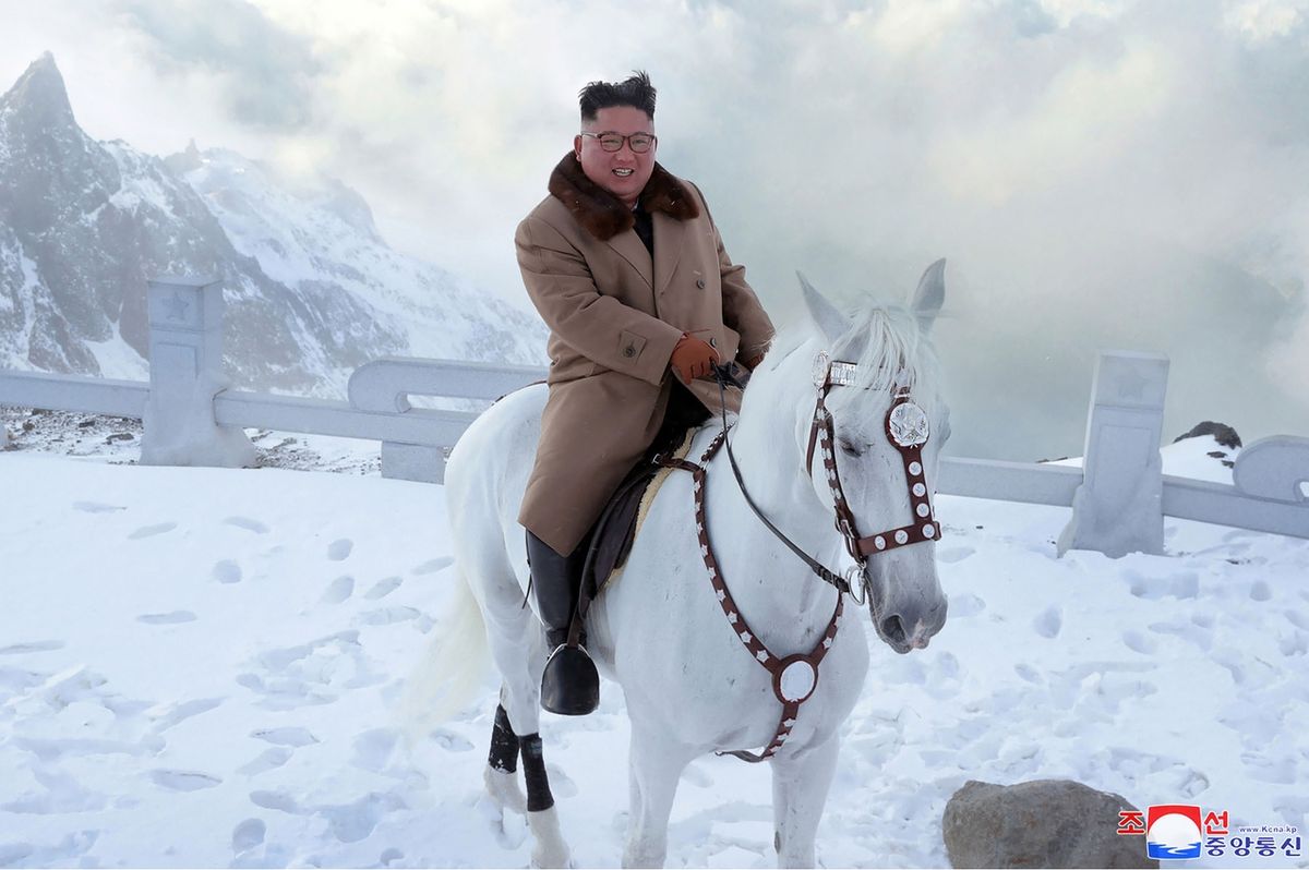 Kim podle agentury KCNA vyjel na koni na posvátnou horu Pektu. Snímek není datován.