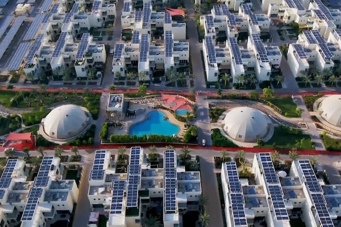 BEZ KOMENTÁŘE: Na předměstí Dubaje vyrostlo trvale udržitelné město