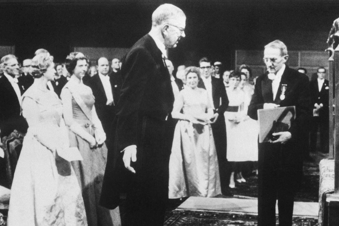 Jaroslav Heyrovský přebírá od švédského krále Gustava VI. Adolfa (vpravo) Nobelovu cenu za chemii. 