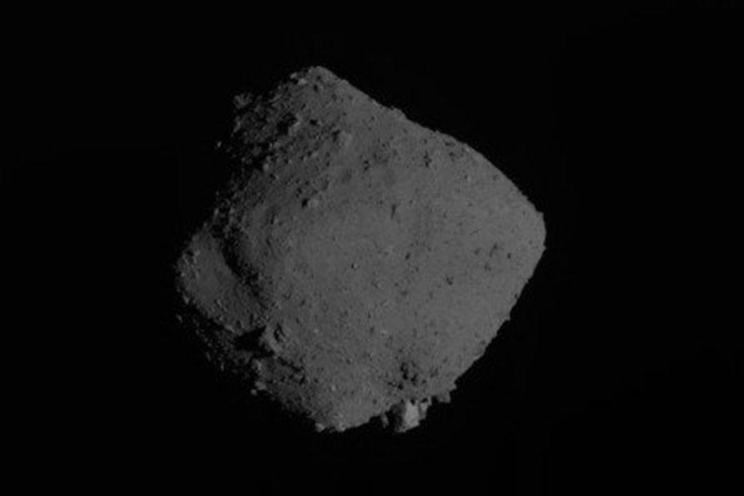Asteroid Ryugu zachycený sondou Hajabusa 2 po startu cesty zpět na Zemi