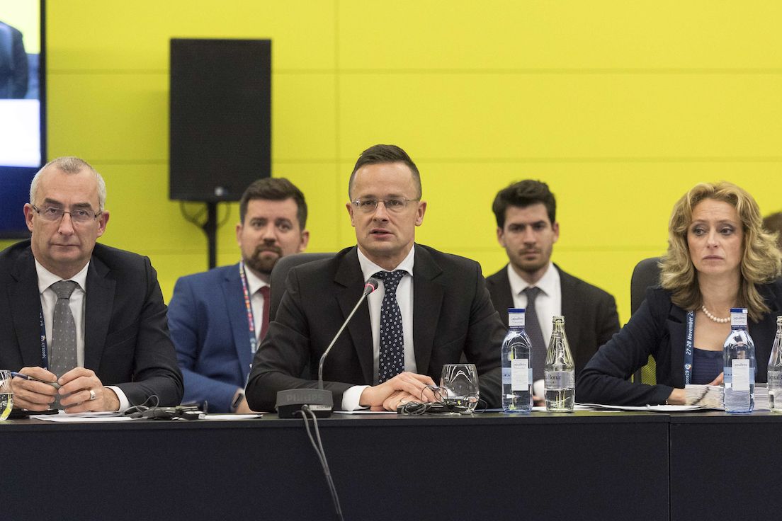 Maďarský ministr zahraničí Péter Szijjártó (uprostřed) na vesmírné konferenci ve Španělsku