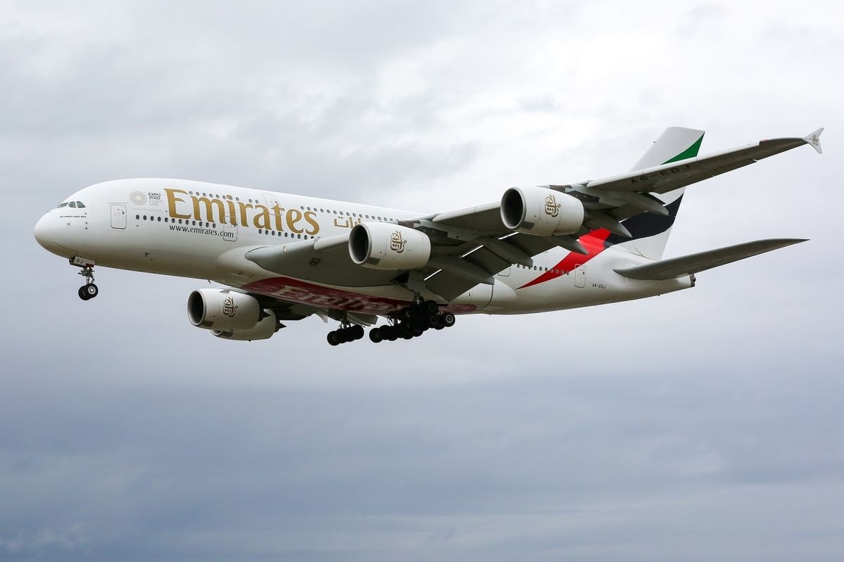 Emirates, jedna z největších leteckých společností na světě, zaměstnává 22 000 stevardů a letušek, z toho 304 Čechů.