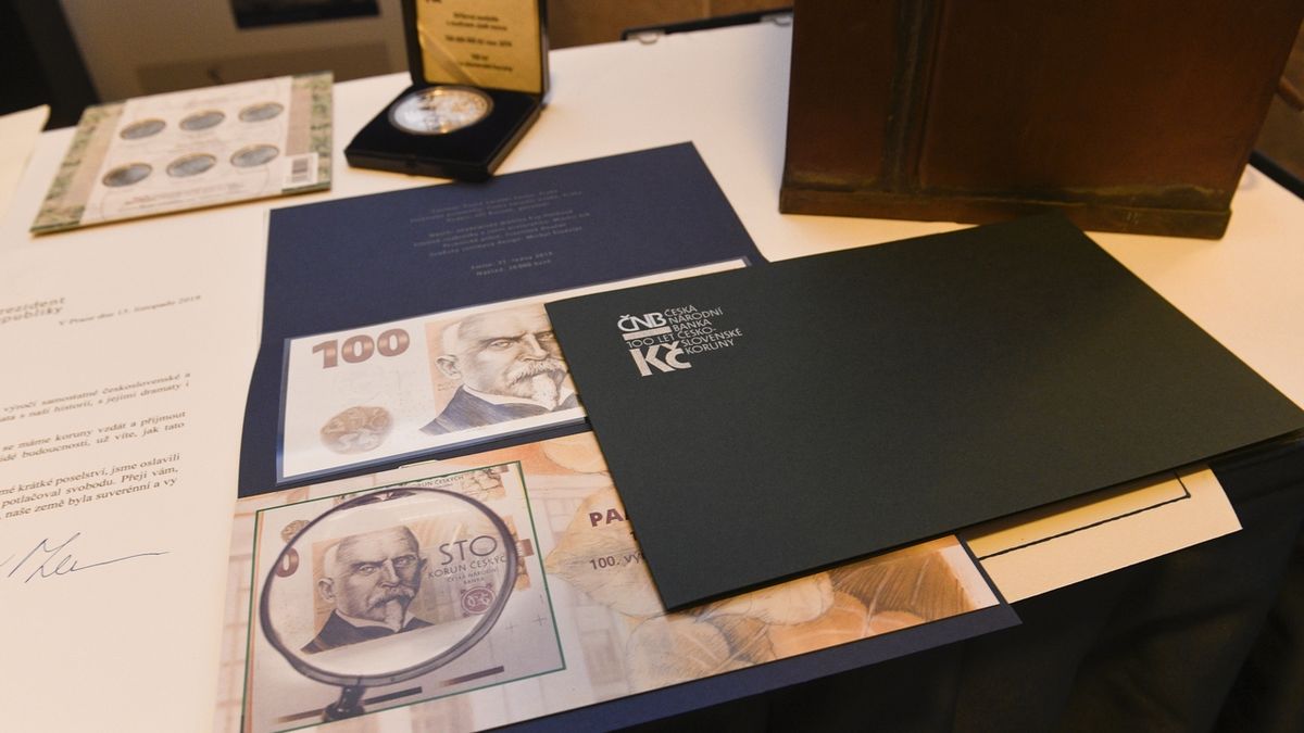 Část předmětů a listin umístěných v časové schránce České národní banky (ČNB) připomínající 100. výročí česko-slovenské koruny.