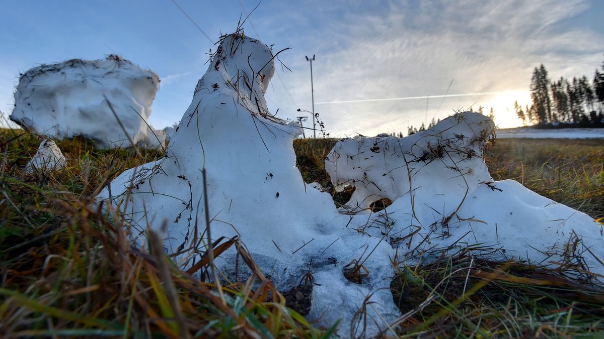 Teplé počasí přerušilo umělé zasněžování v některých skiareálech v Krušných horách