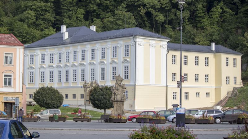 Fulnecká knihovna nově sídlí v Knurrově paláci. Nese jméno J. A. Komenského