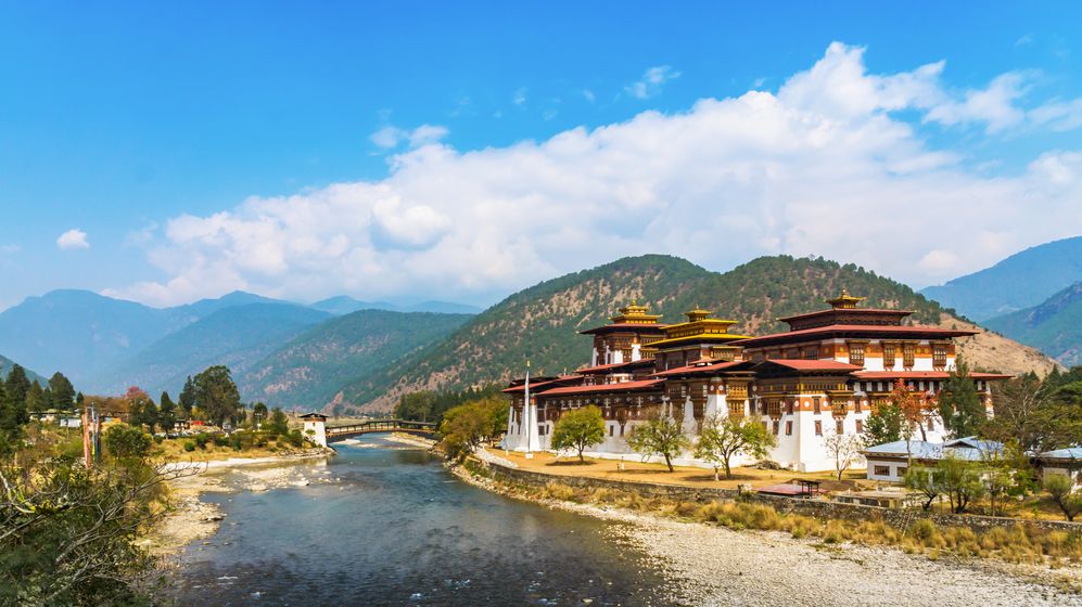 Bhútán si díky striktním pravidlům zachovává nedotčenou přírodu i genius loci.