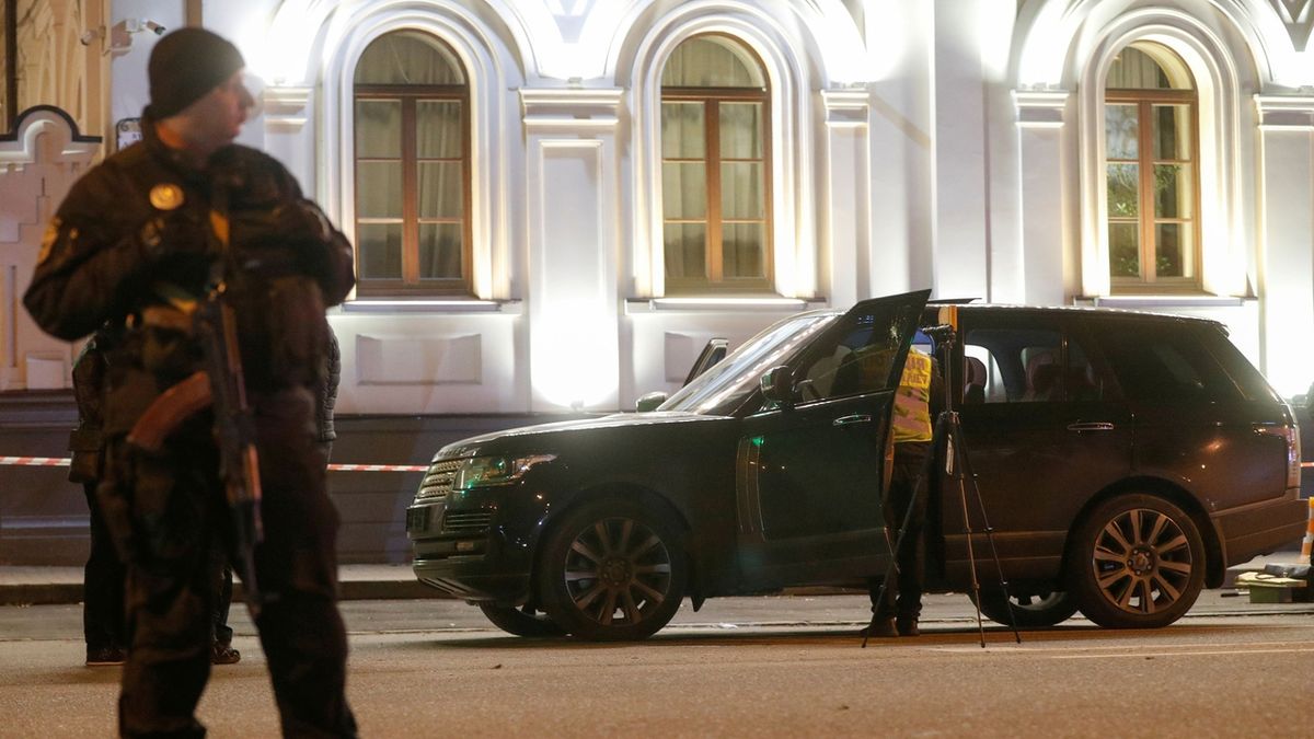 Expert prohlíží auto, ve kterém byl zabit syn Vjačeslava Soboleva