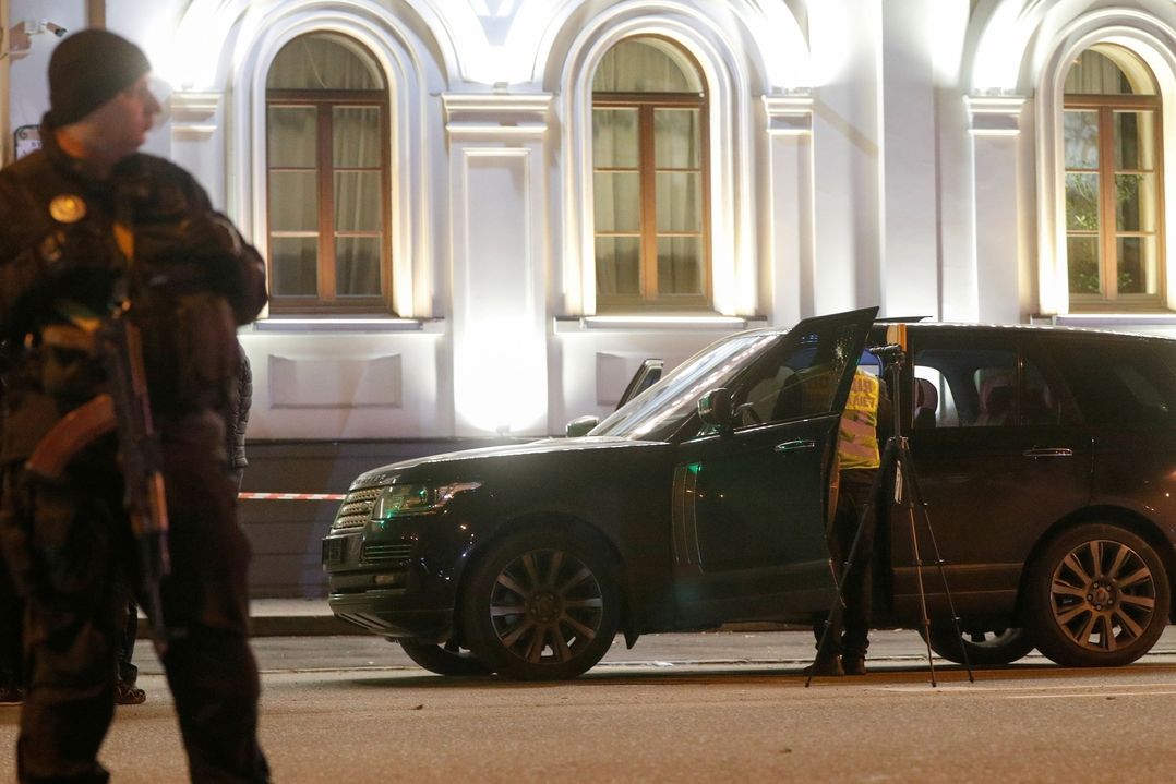 Expert prohlíží auto, ve kterém byl zabit syn Vjačeslava Soboleva