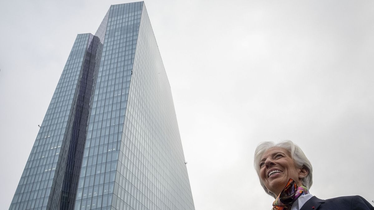 Christine Lagardeová před budovou ECB ve Frankfurtu.