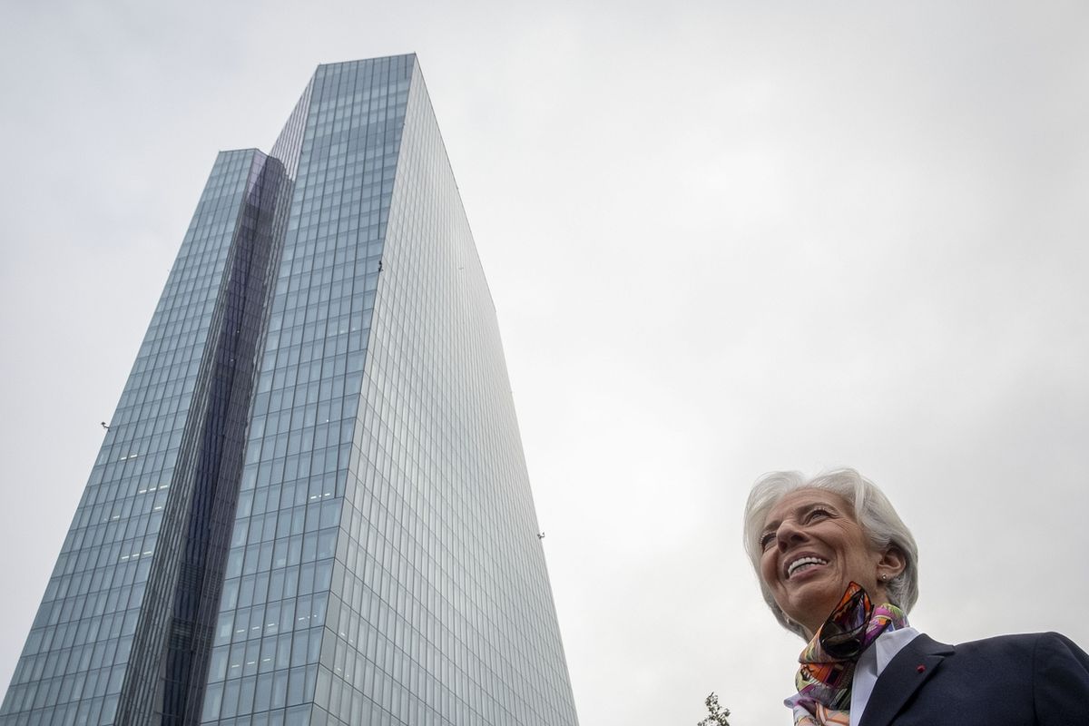 Christine Lagardeová před budovou ECB ve Frankfurtu