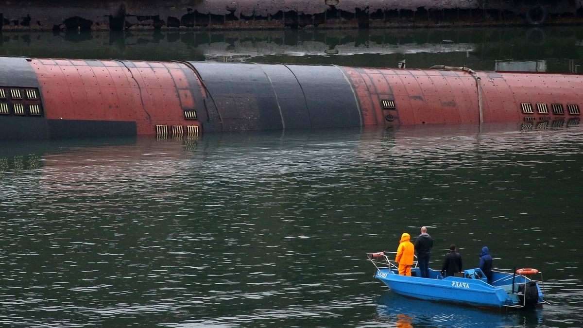 Potopená ruská ponorka v Sevastopolu