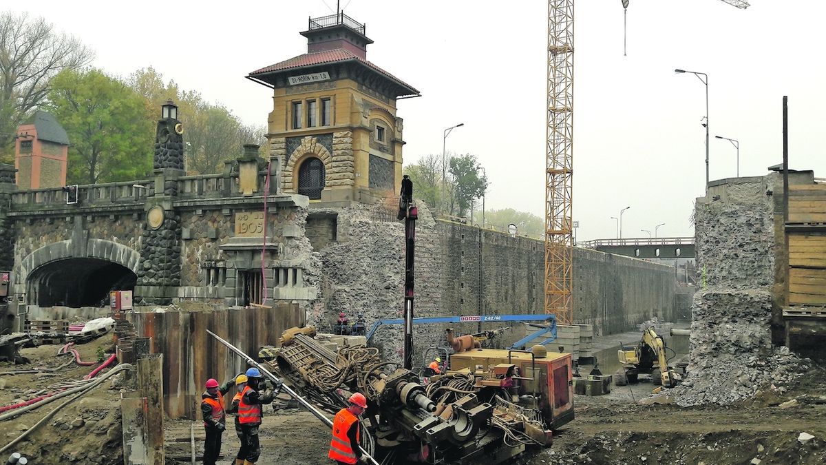 Unikátní zdymadla v Hoříně se přestavují. Bude se tu zvedat 400 tun vážící ocelovo-kamenný most.
