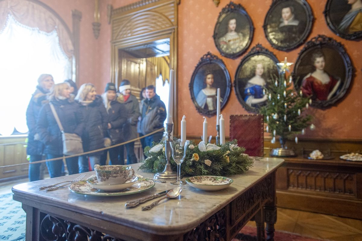 Podle sychrovského kastelána Miloše Kadlece zámek vydělává na tom, že počasí letos o Vánocích zimním sportům příliš nepřeje.