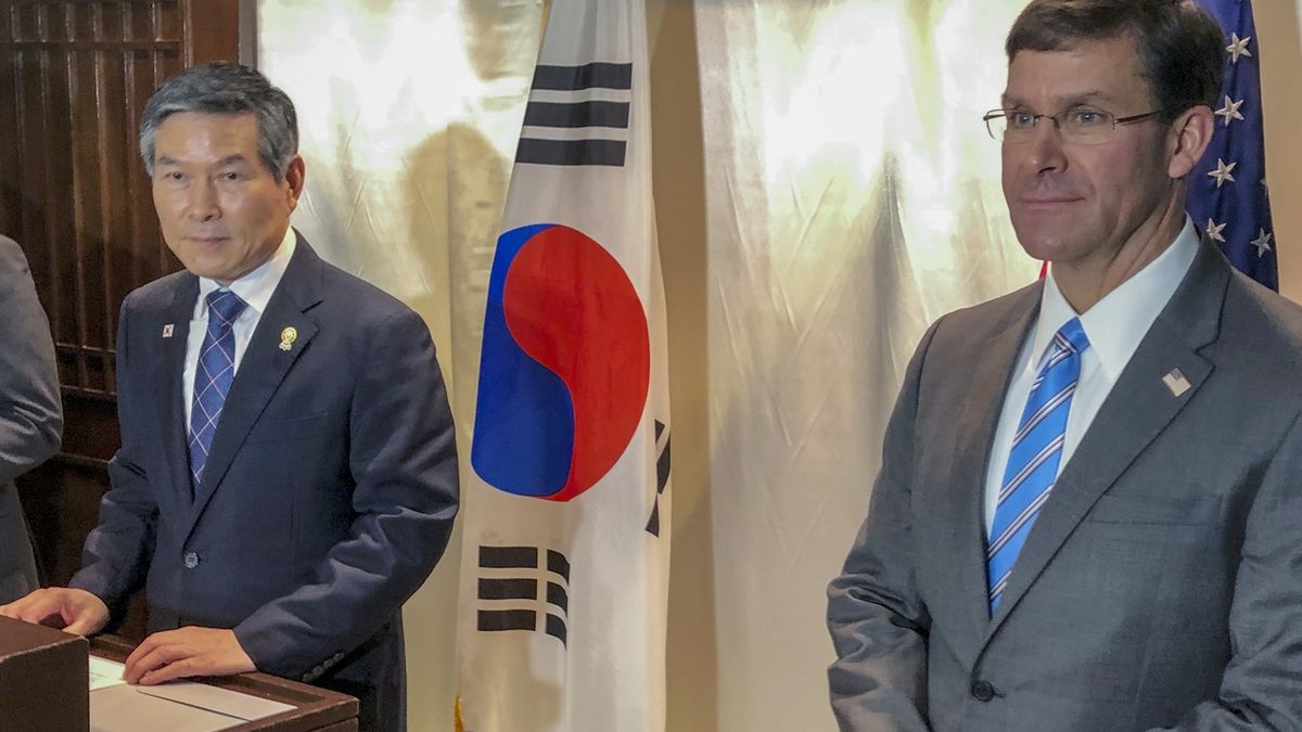 Ministři obrany USA Mark Esper a Jižní Koreje Čong Kjong-du (vpravo).