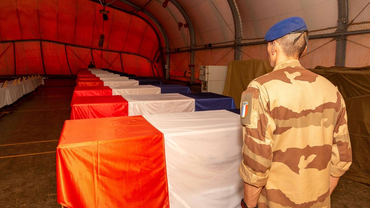 Francouzský voják vzdává hold svým padlým kolegům