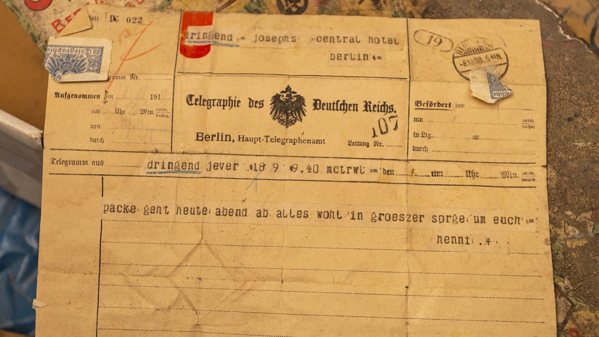 Na snímku je telegram, který ležel mezi dalšími písemnostmi.