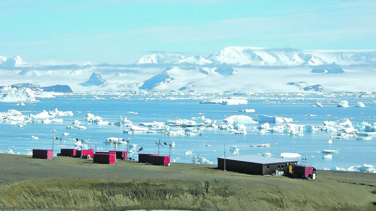 Mendelova polární stanice se nachází na ostrově Jamese Rosse nedaleko Antarktického poloostrova.
