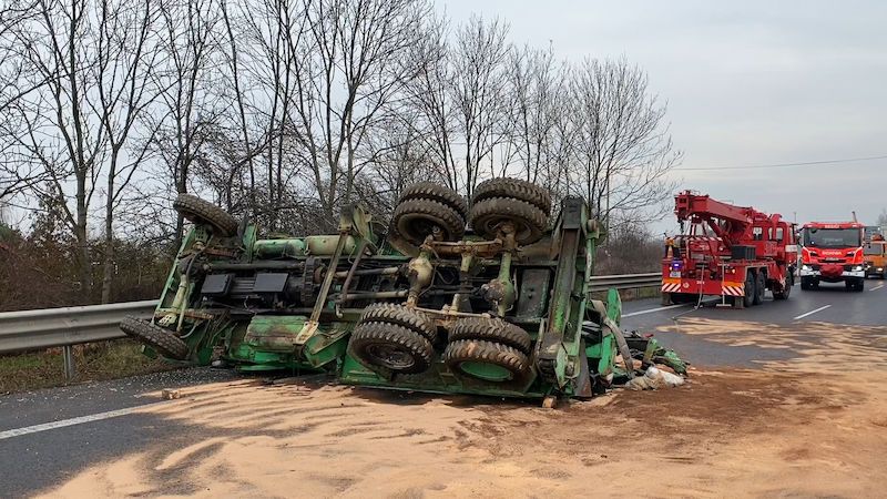 Dálnici D10 uzavřela u Boleslavi nehoda, z přepravníku spadla Praga V3S