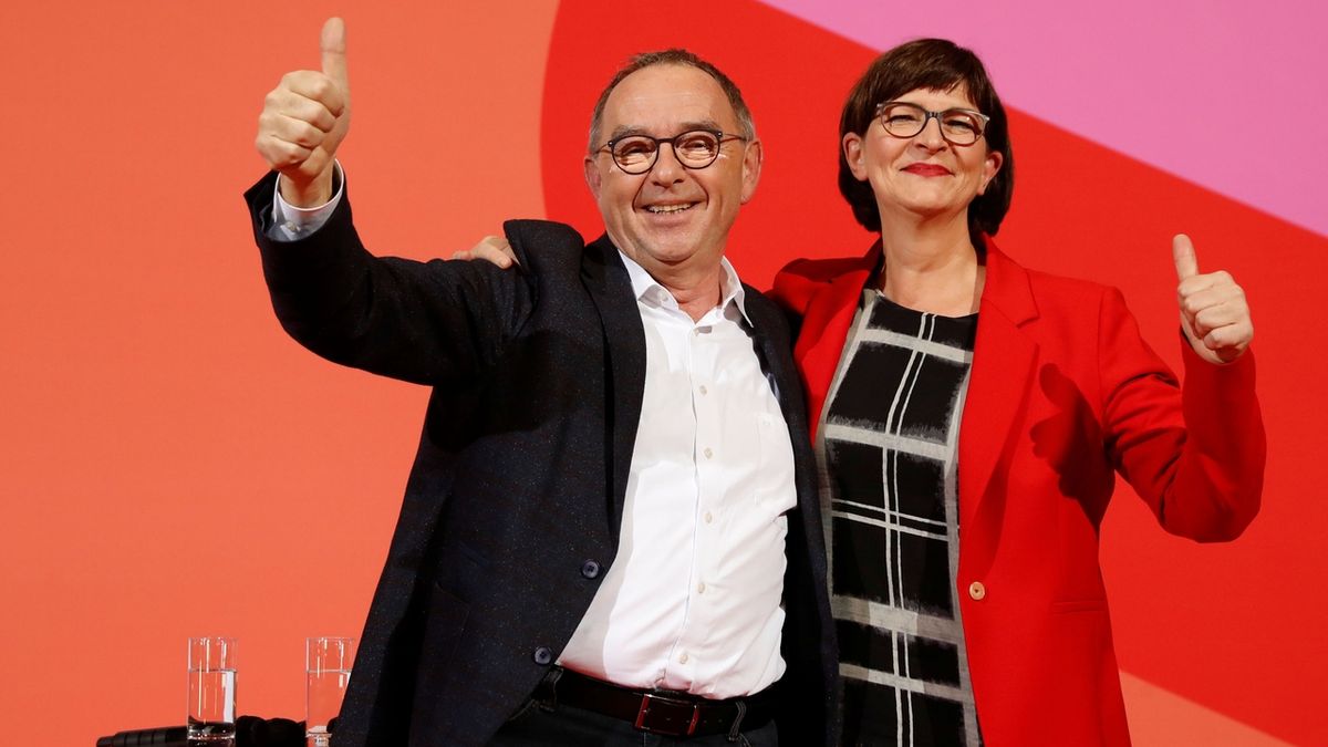 Nové vedení německé sociální demokracie (SPD) Saskia Eskenová a Norbert Walter-Borjans 