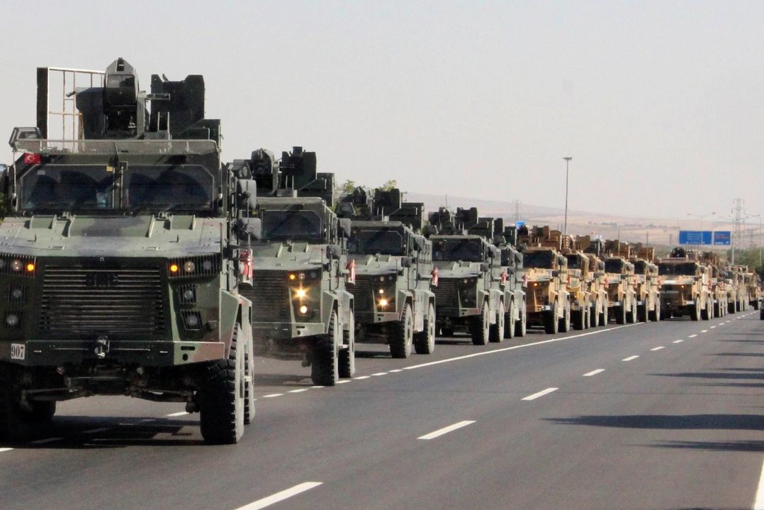Turecký vojenský konvoj poblíž hranice se Sýrií.