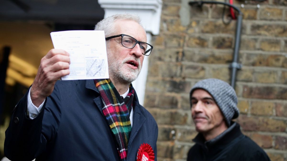 Lídr labouristů Jeremy Corbyn před volební místností