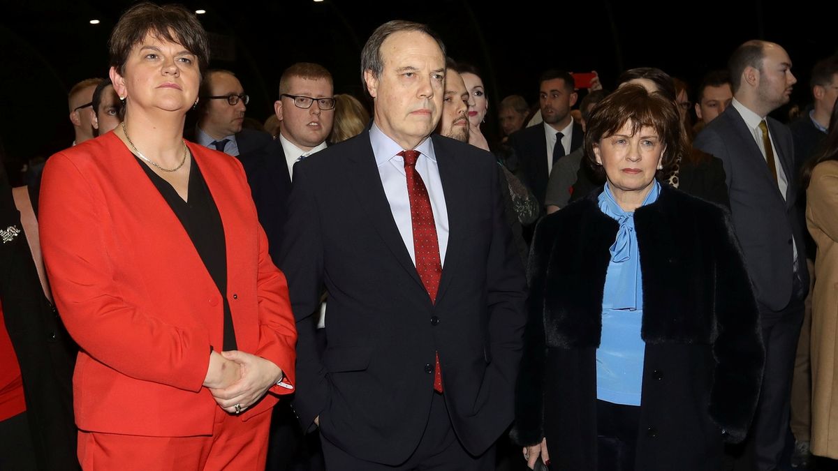 Arlene Fosterová (vlevo), šéfka severoirské Demokratické unionistické strany a Nigel Dodds s manželkou Diane.