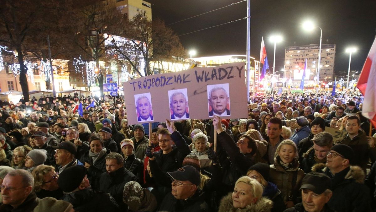 Proti zákonu vyšly tisíce Poláků do ulic.