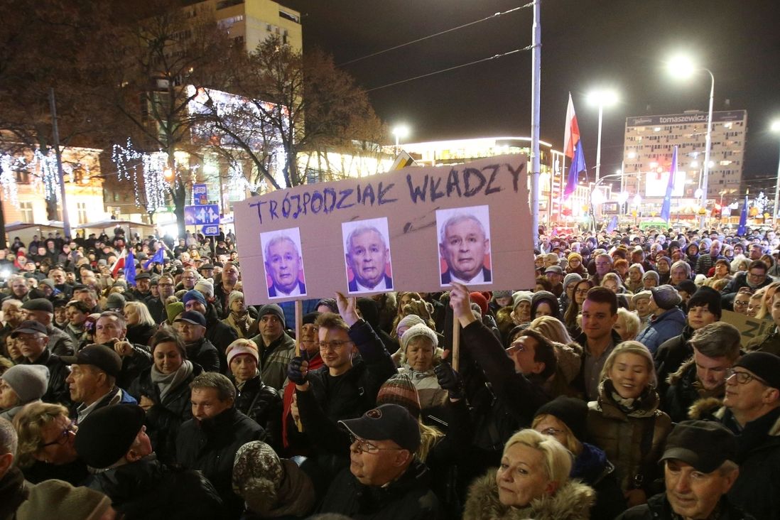 Proti zákonu vyšly tisíce Poláků do ulic.