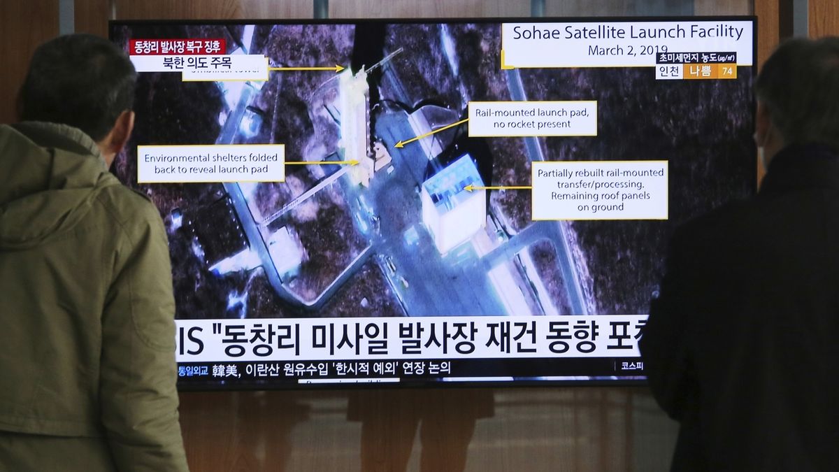 Obyvatelé Soulu sledují na archivním snímku obrazovku, která ukazuje základnu v severokorejském Sohe.
