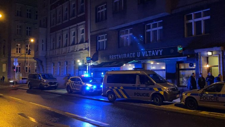 Hledaný nebezpečný muž v Praze zřejmě vážně pobodal servírku