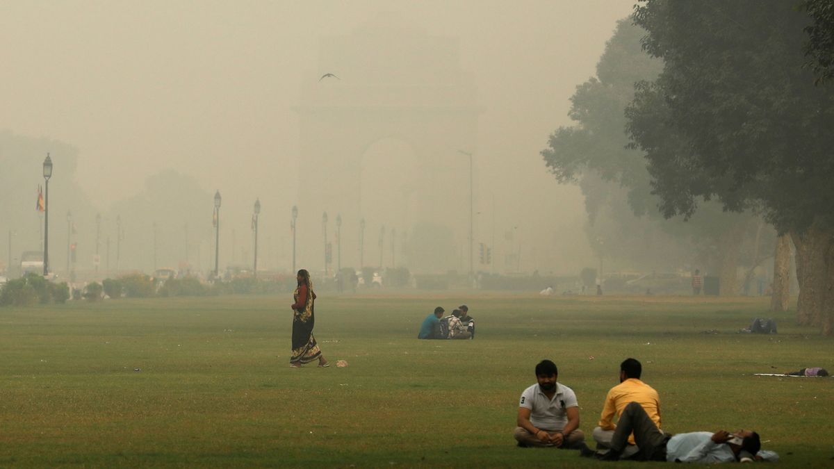 Dillí zahalil smog, Bránu Indie není skoro vidět.