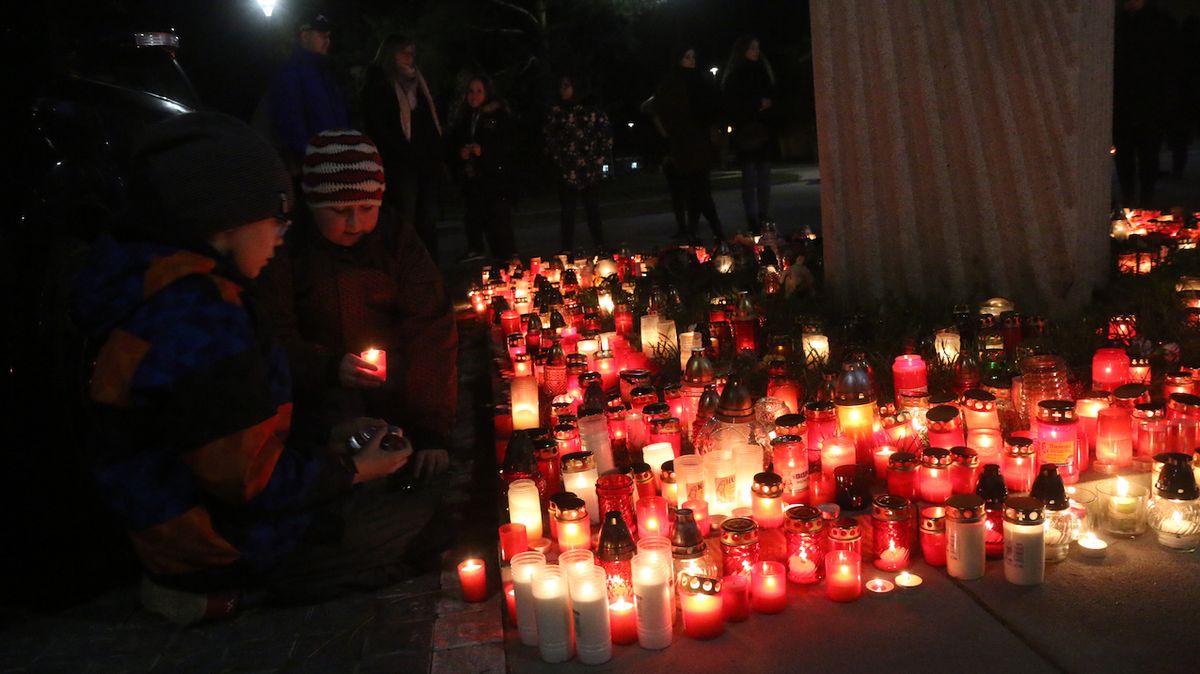 Stovky lidí přišly zapálit svíčku před ostravskou fakultní nemocnici, kde střelec zavraždil šest lidí.