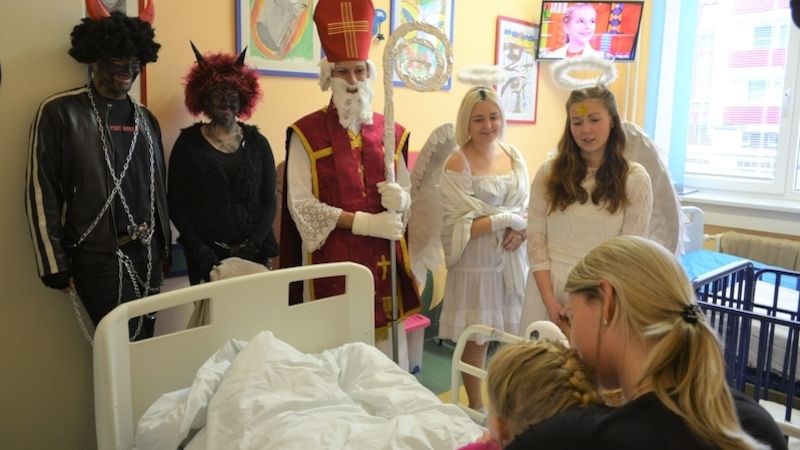 Mikuláš naděloval dětem hospitalizovaným v nemocnicích Středomoravské nemocniční
