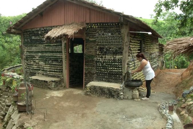 BEZ KOMENTÁŘE: Žena v Brazílii si postavila dům ze 6000 lahví