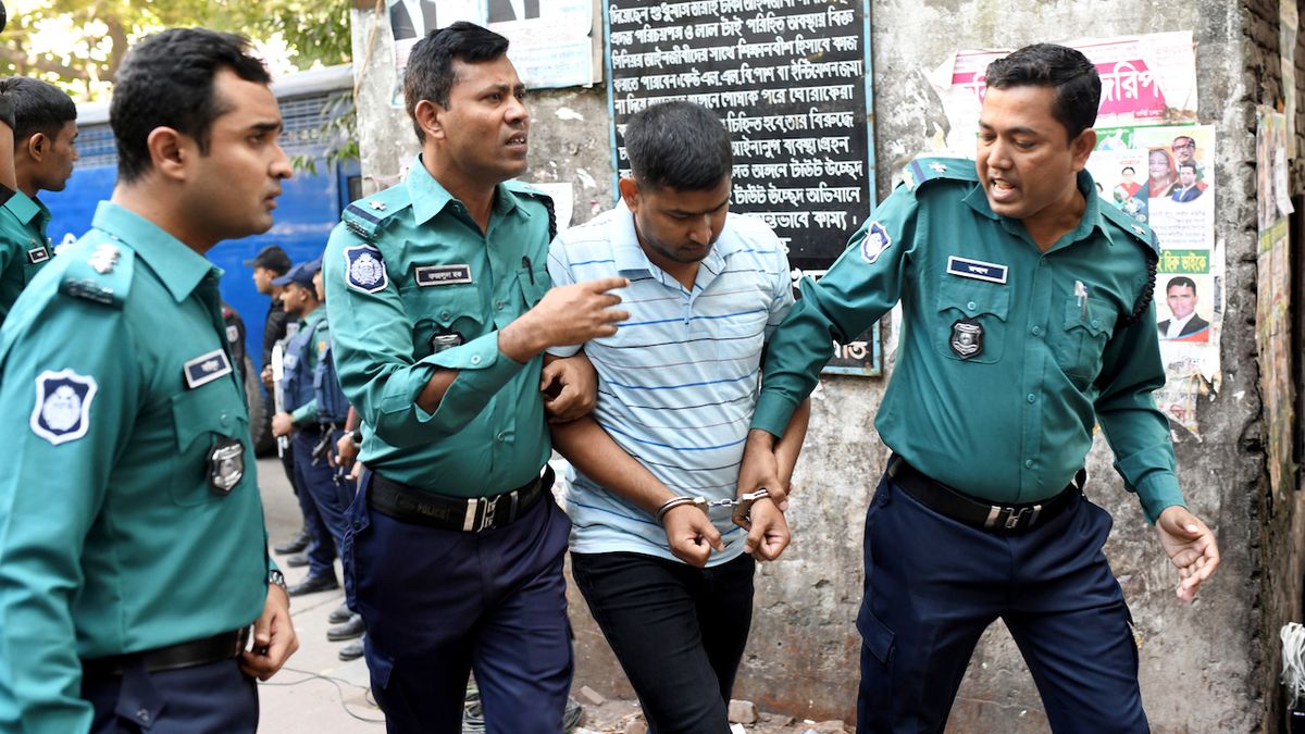 Bangladéšská policie odvádí jednoho z obviněných k soudu.