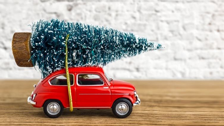 Připevnit stromek gumičkou je vhodné tak leda pro hračku, ne pro skutečné auto.