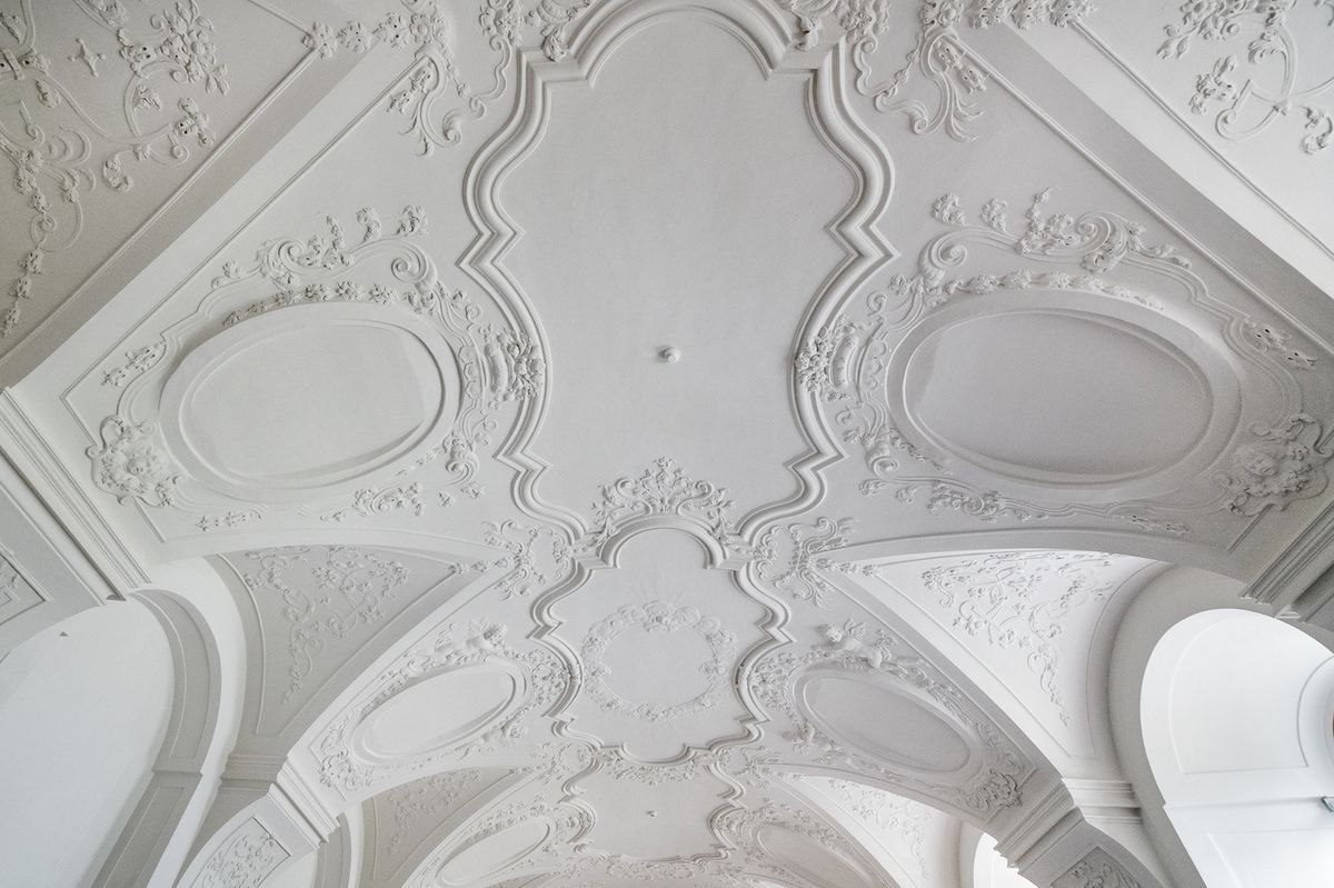 Barokní štuková výzdoba na stropě refektáře bývalé barokní jezuitské koleje.