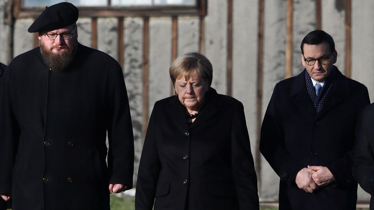 Zleva: Ředitel památníku Osvětim Piotr Cywinski, německá kancléřka Angela Merkelová a polský premiér Mateusz Morawiecki při prohlídce někdejšího nacistického vyhlazovacího tábora.