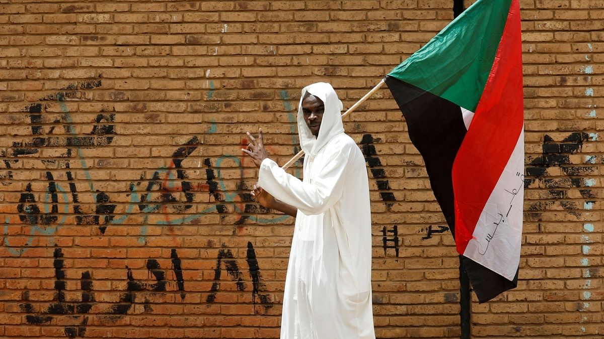 Súdánec s vlajkou vítá změny 