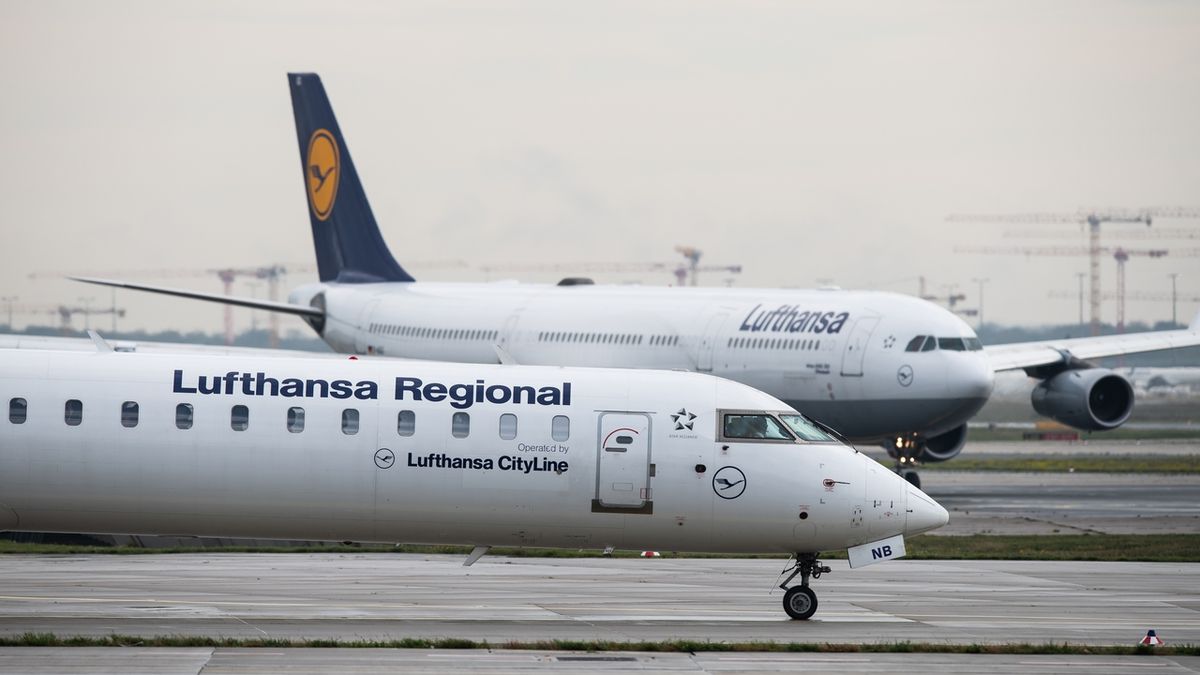 Dvě letadla Airbus A380 společnosti Lufthansa na letišti v Mnichově. seen at Munich Airport.