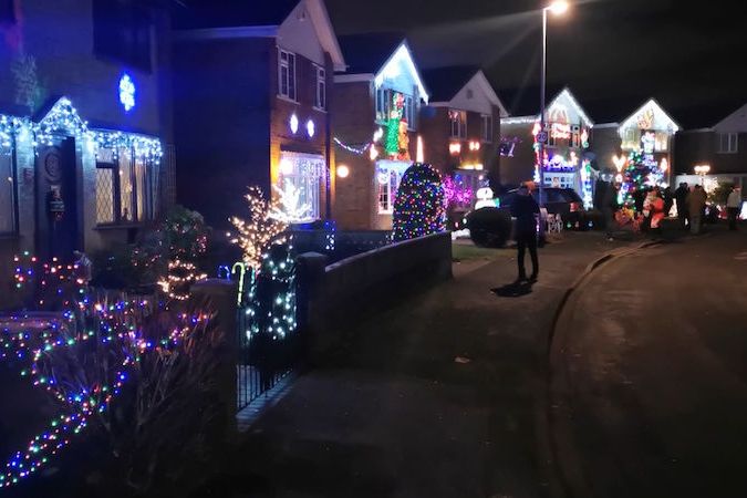 BEZ KOMENTÁŘE: Hromadná vánoční výzdoba v ulici na předměstí Leedsu