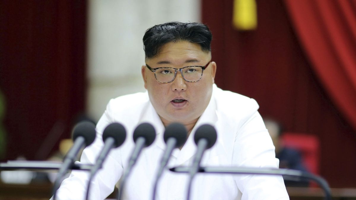 Severokorejský předseda Kim Čong-un při projevu na stranickém zasedání